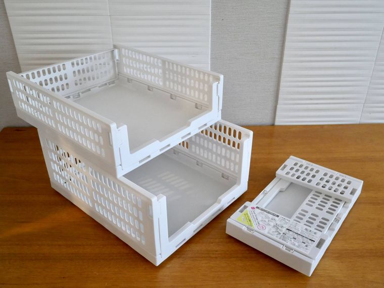 重ねた収納ケースと折り畳んだ収納ケース