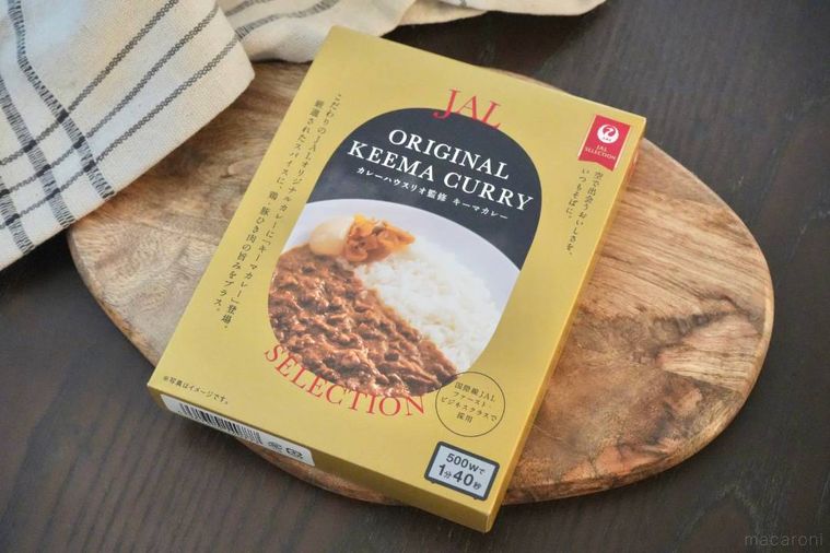 木のカッティングボードにのったレトルトキーマカレーのパッケージ