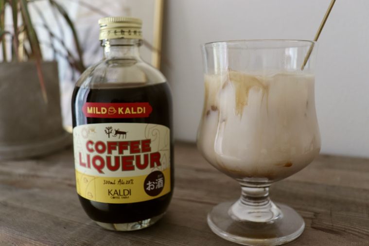 コーヒーリキュール マイルドカルディのボトルとグラスに入ったカルーアミルク