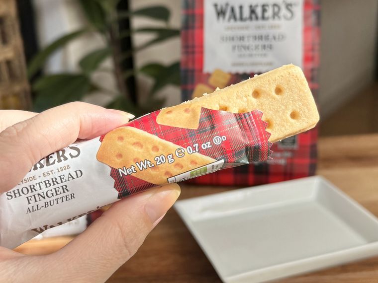 ウォーカー ショートブレッド フローパックフィンガーの中身を出している様子