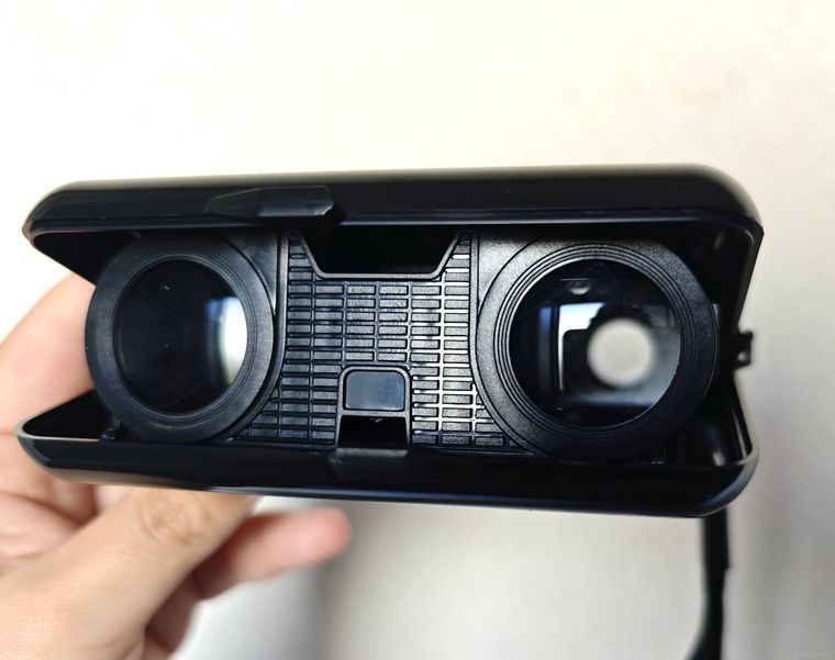 双眼望遠鏡折りたたみを持っている様子