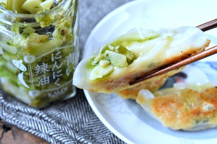 青いにんにく辣油をのせた餃子