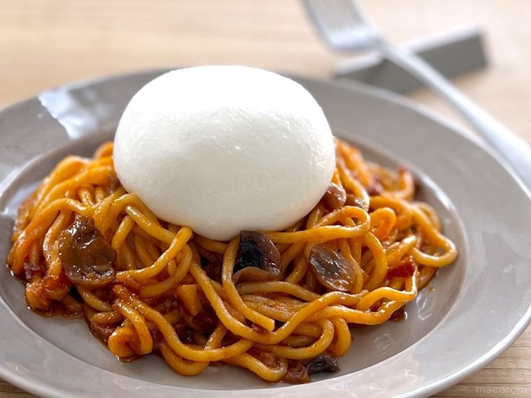 カルディのナポリタン スパゲッティ レンジアップにイタリア ブッラータをトッピングした様子