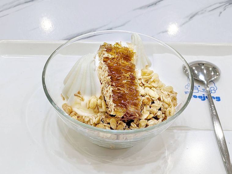 白いトレイにのっているヨアジョンシグニチャーコンボ