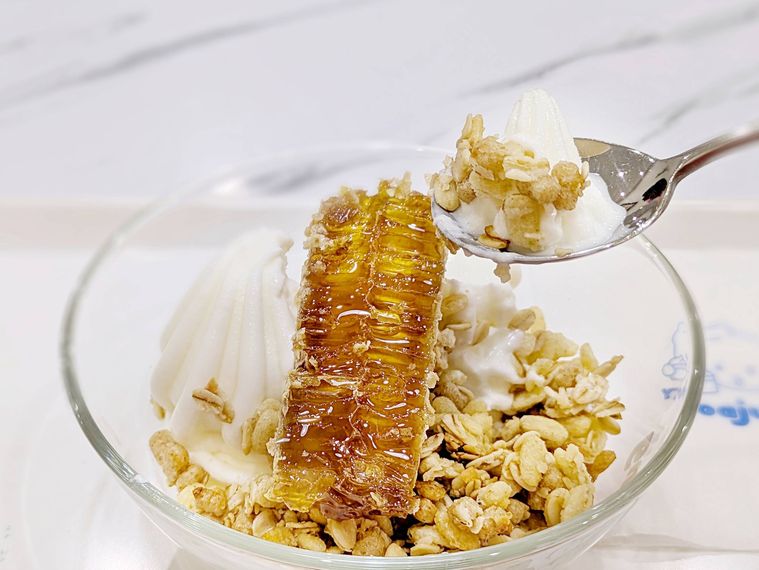 スプーンですくっているヨアジョンシグニチャーコンボ