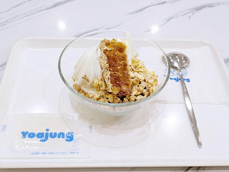 ガラスの器に盛りつけられたヨアジョンシグニチャーコンボ