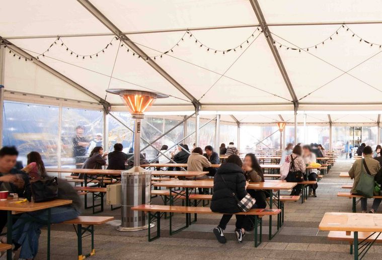 寒さ対策も万全の大型テントエリア