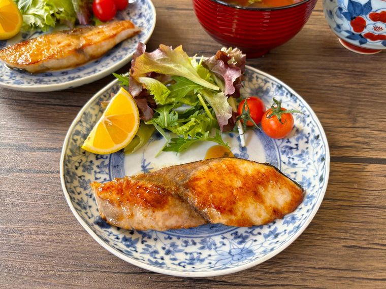 和皿に盛られたぶりのバター醤油焼き