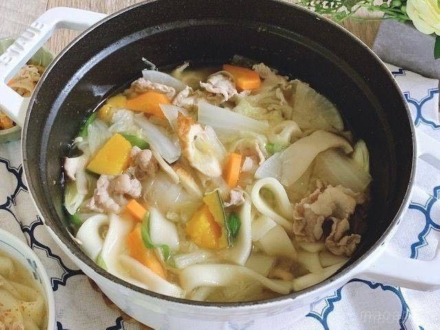 かぼちゃと大根、にんじんなどが入ったほうとう鍋