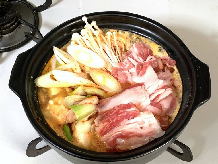 ロピアスンドゥブチゲの素で作ったスープで具材を煮る様子