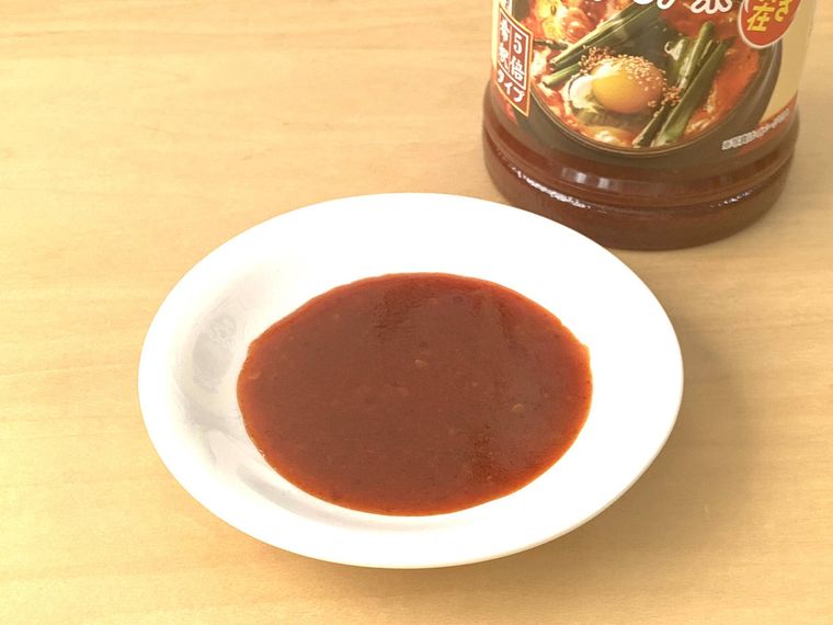 小皿に注ぎ入れたロピアのスンドゥブチゲの素