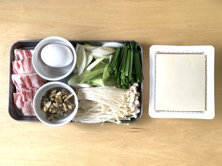 スンドゥブチゲの具材を切って並べた様子