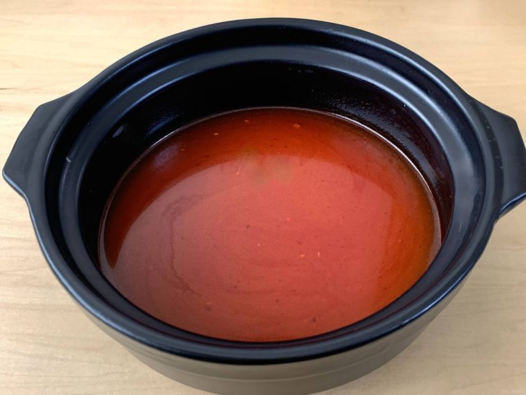 ロピアのスンドゥブチゲの素を水で割って鍋に入れた様子