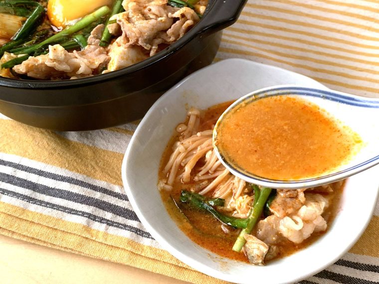 ロピアスンドゥブチゲの素で作ったスンドゥブチゲのスープをレンゲですくった様子