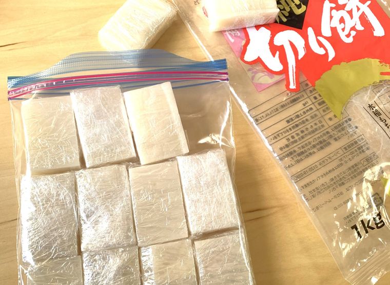 業務スーパー純 切り餅を1個ずつラップで包みフリーザーバッグに入れた様子