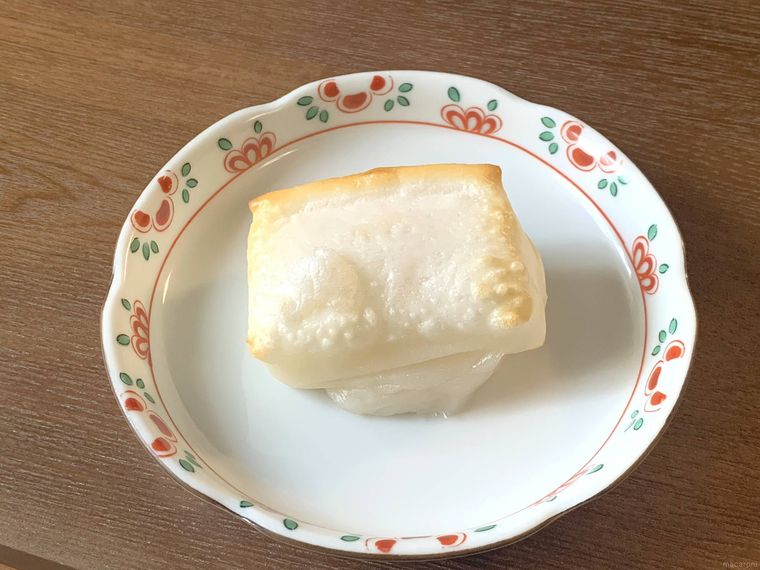 業務スーパーの純 切り餅を焼いて皿にのせた様子