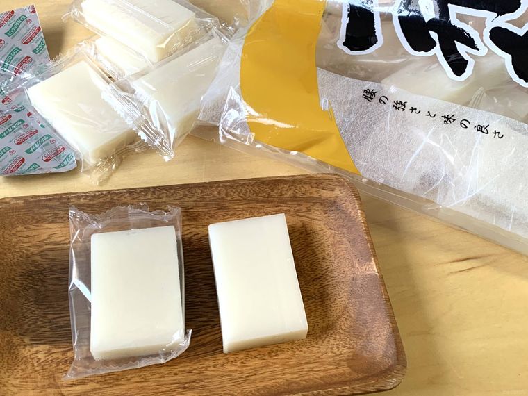 業務スーパー一升もちの中身を皿に取り出した様子