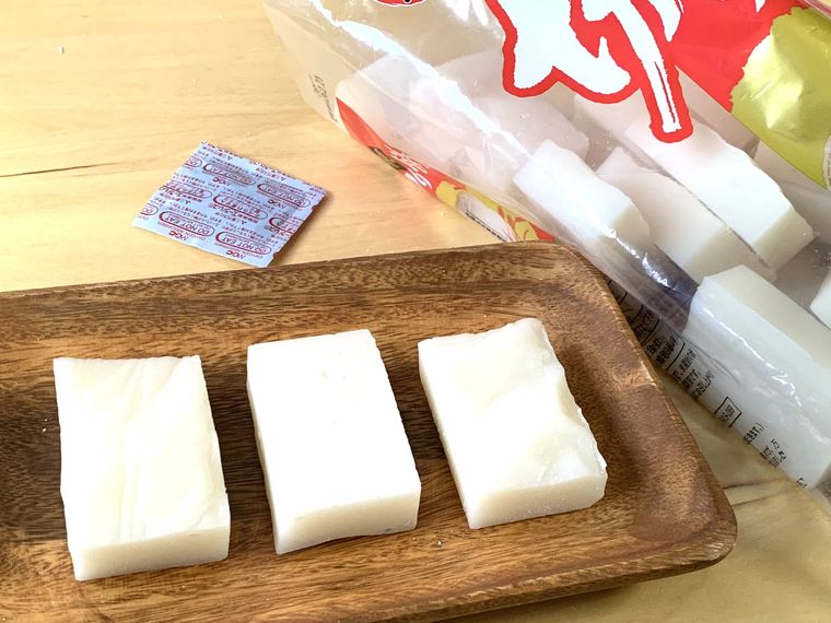 業務スーパー純 切り餅の中身を皿に取り出した様子