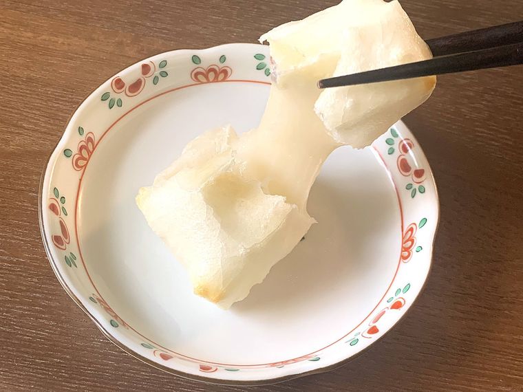 焼いた一升もちの持ち上げ