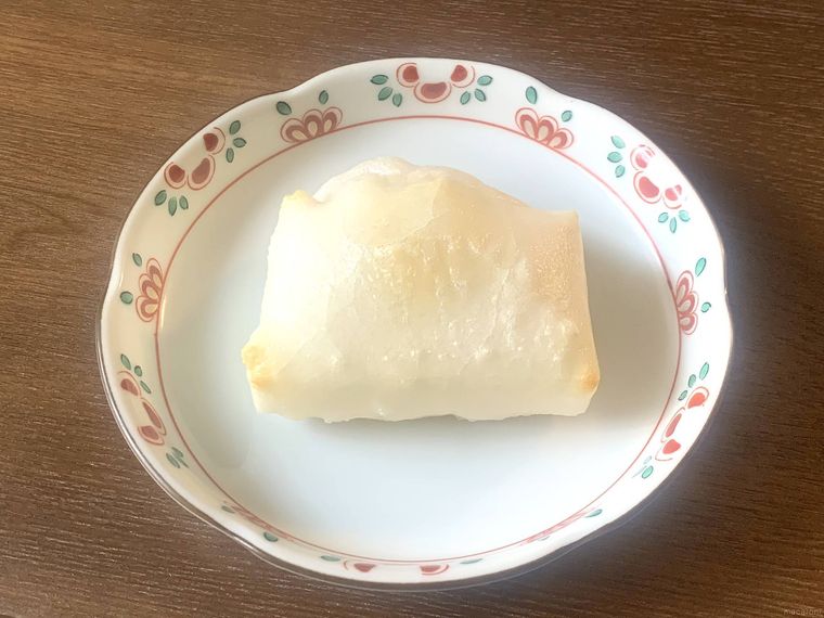 皿にのった焼いた一升もち