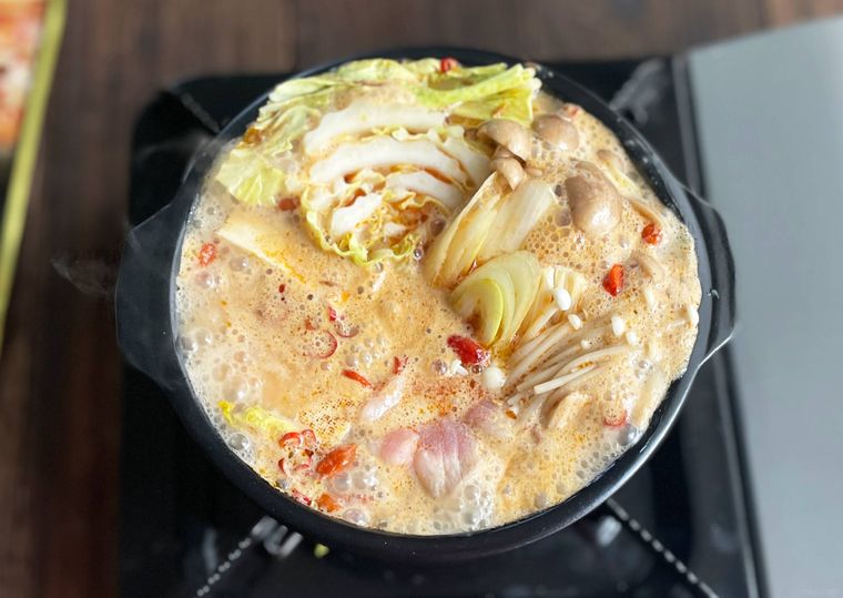 土鍋で煮込んでいる鍋の具材