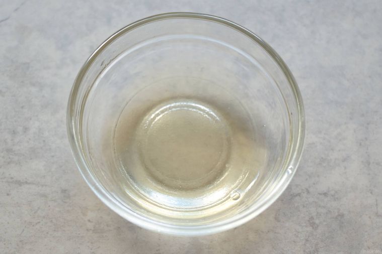 熱湯に溶かしたゼラチンが入ったガラスボウル