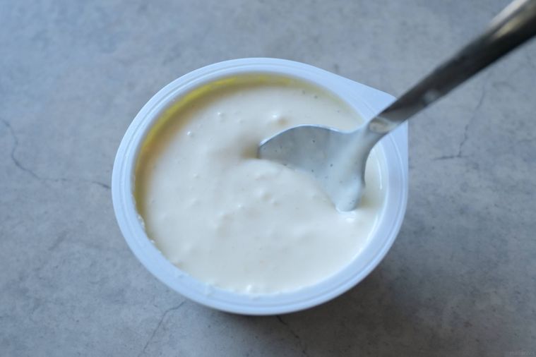 オイコスのカップに入ったケーキ生地をスプーンで混ぜる様子