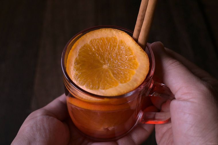 キンダープンシュが注がれたカップを両手で包み込む様子