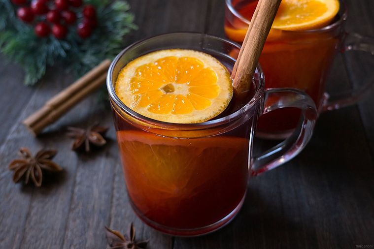 オレンジスライスを浮かべたキンダープンシュのカップが2つ並んでいる