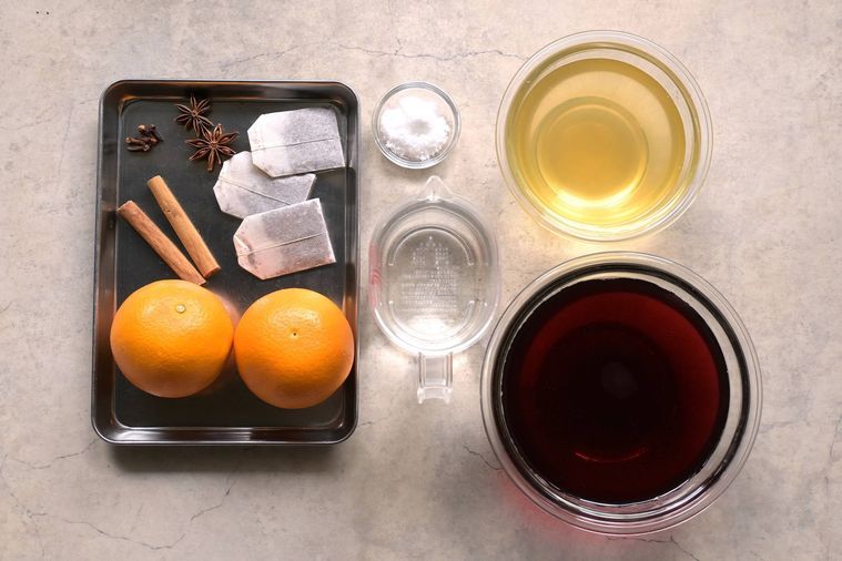 ジュースやオレンジ、スパイスなどのキンダープンシュの材料が並んでいる