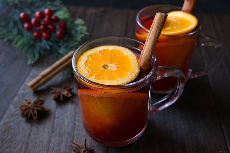 キンダープンシュが注がれたカップが2個並んでいる