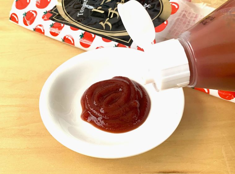 業務スーパー特級トマトケチャップ 500gを小皿に出す様子