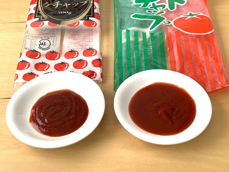 小皿に出した業務スーパー特級トマトケチャップ 500gとトマトケチャップ 1kg