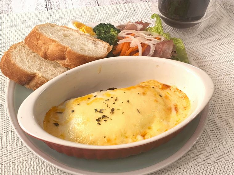 器に移し替えて オーブンで温めた業務スーパー冷凍ラザニアのプレート