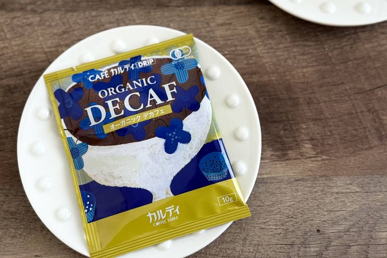 皿にのったカフェカルディドリップ オーガニックデカフェ
