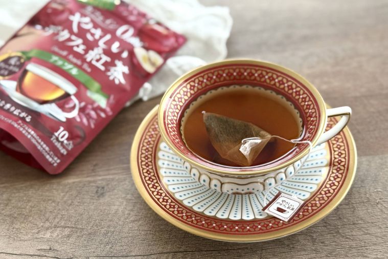 やさしいデカフェ紅茶アップルのパッケージとカップ