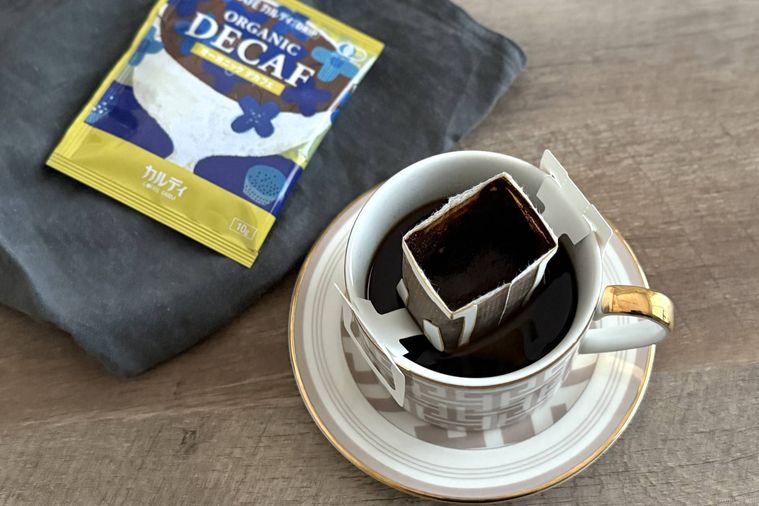 カフェカルデドリップオーガニックデカフェのパッケージとカップ