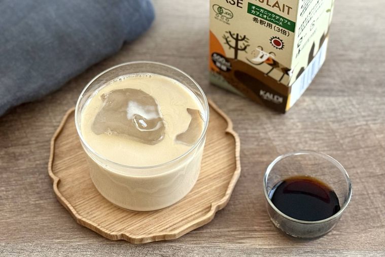 オーガニックデカフェカフェオレベースの牛乳割りが注がれたグラス