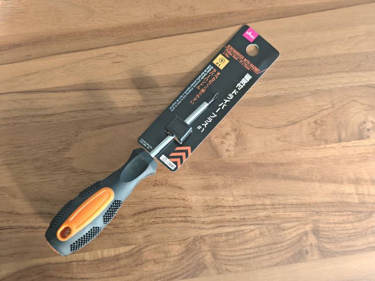 磁気付ドライバープラス1が机の上に置いてある