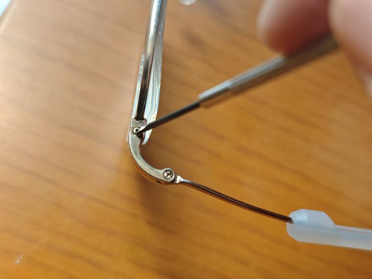 精密ドライバー大を使用している様子