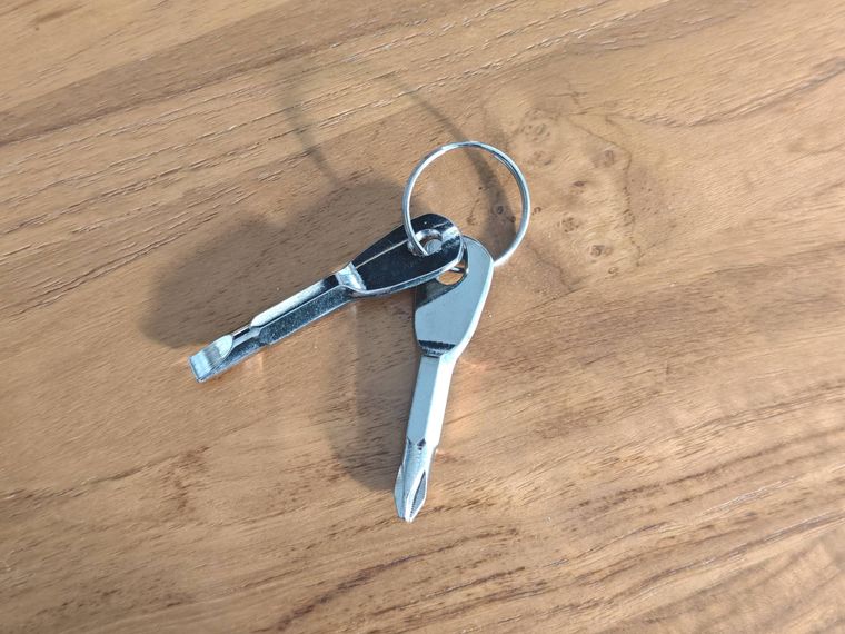 キーホルダー型ドライバー2本セットが机の上に置いてある