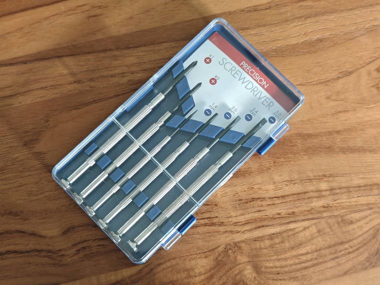 精密ドライバー大6Pを箱から出した様子