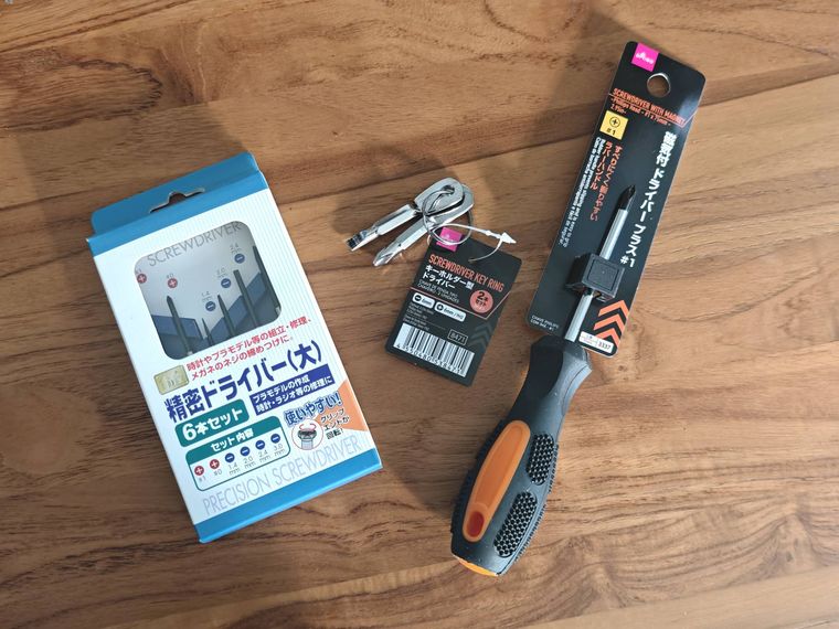 ダイソーのドライバー3種が机の上に置いてある