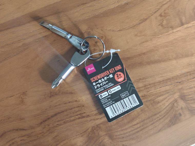 キーホルダー型ドライバー2本セットが机の上に置いてある