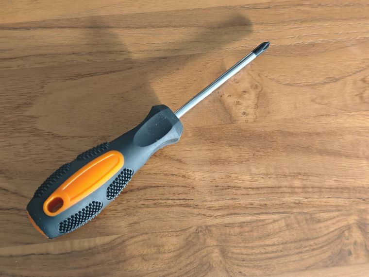 磁気付ドライバープラス1のパッケージを取り、机の上に置いてある様子