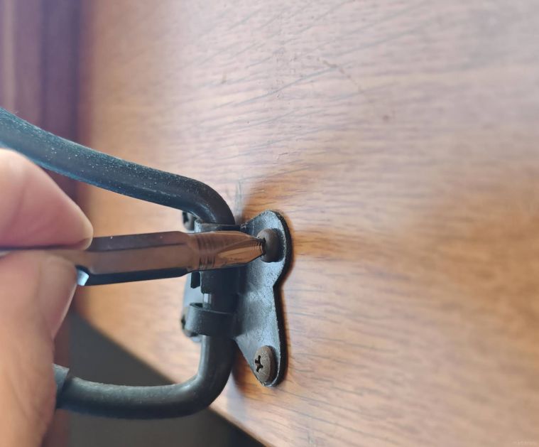 キーホルダー型ドライバー2本セットを家具のねじ回しに使っている様子