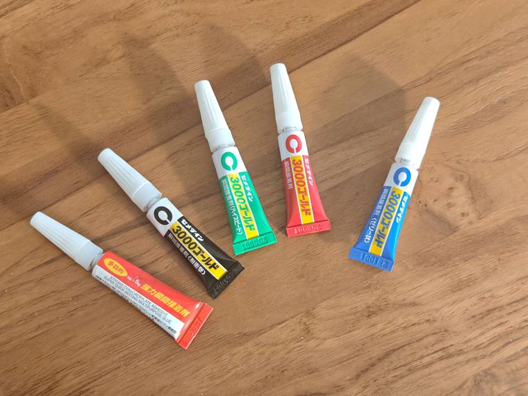 ダイソーの瞬間接着剤とセメダインが机の上に置いてある