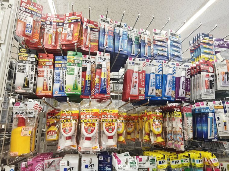 ダイソーの瞬間接着剤の売り場