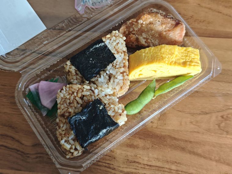 鶏かしわおにぎり盛り合わせの蓋を開けている様子