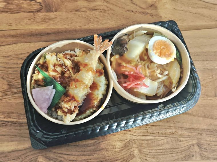 天重あんかけ焼きそばの蓋を開けている様子